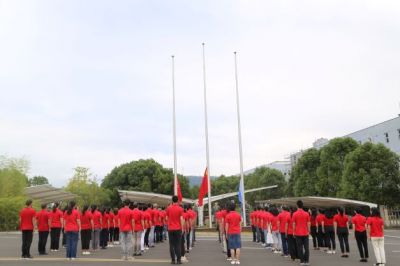 迎国庆 铭初心 利国国际老牌w66医药举行国庆升旗宣誓仪式
